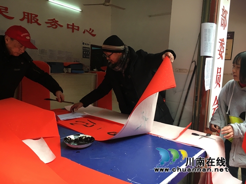 “福”到！书法爱好者到叙永旺龙写春联送祝福(图3)