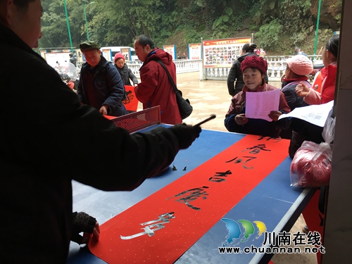 “福”到！书法爱好者到叙永旺龙写春联送祝福
