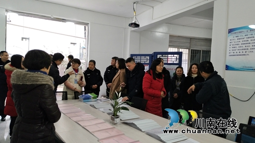 四川省禁毒委到泸州华阳街道指导禁毒工作(图2) 四川省禁毒委到泸州华阳街道指导禁毒工作(图2)