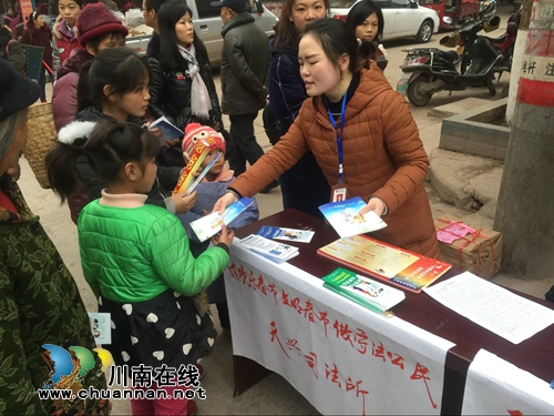 泸县天兴司法所积极开展迎春节法治宣传活动