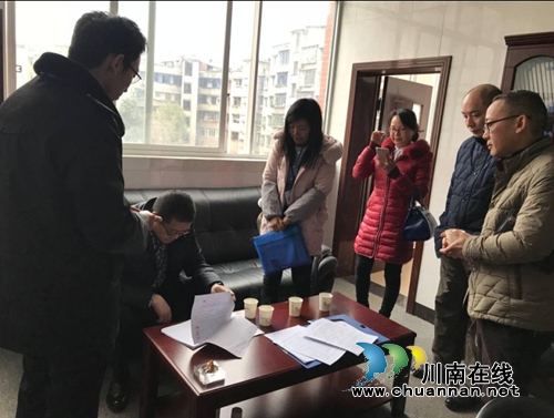 泸州市食药监局副局长蒋东旭一行到合江榕山镇进行节前检查