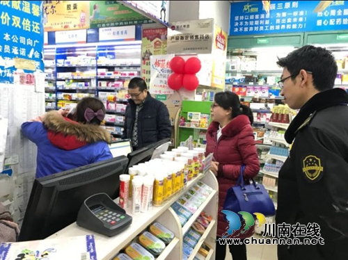 泸州市食药监局副局长蒋东旭一行到合江榕山镇进行节前检查(图1) 泸州市食药监局副局长蒋东旭一行到合江榕山镇进行节前检查(图1)