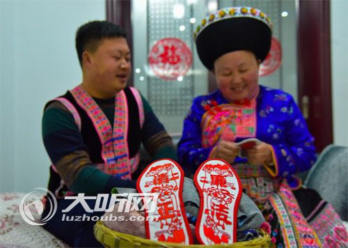 泸州苗族阿妈为儿纳鞋垫助廉 树立良好家风(图1) 泸州苗族阿妈为儿纳鞋垫助廉 树立良好家风(图1)