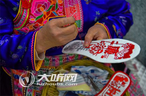 泸州苗族阿妈为儿纳鞋垫助廉 树立良好家风(图2) 泸州苗族阿妈为儿纳鞋垫助廉 树立良好家风(图2)