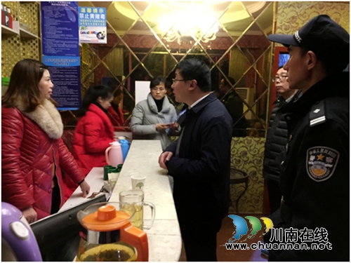 合江县委常委、副县长张帆检查城区娱乐场所安全工作(图1) 合江县委常委、副县长张帆检查城区娱乐场所安全工作(图1)