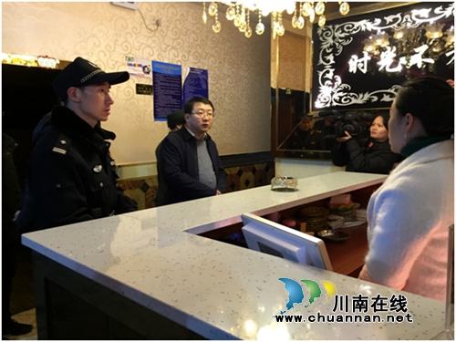 合江县委常委、副县长张帆检查城区娱乐场所安全工作
