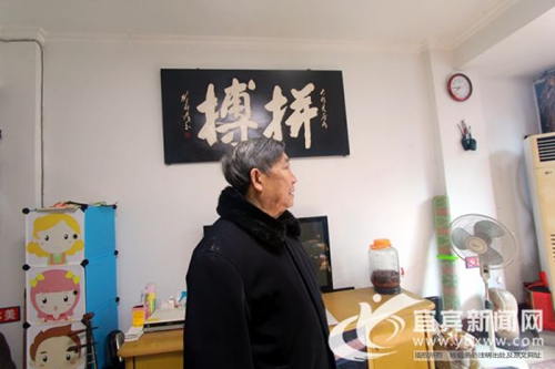 退而不休&nbsp;76岁“电大爷”研究可燃的宜宾燃面(图1)