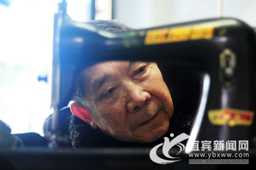 退而不休&nbsp;76岁“电大爷”研究可燃的宜宾燃面(图2)