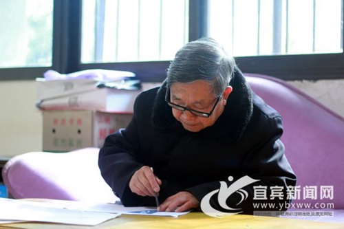 退而不休&nbsp;76岁“电大爷”研究可燃的宜宾燃面(图3)