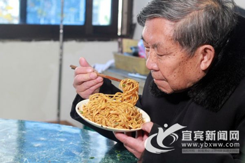 退而不休&nbsp;76岁“电大爷”研究可燃的宜宾燃面(图4)