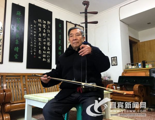 退而不休&nbsp;76岁“电大爷”研究可燃的宜宾燃面(图5)