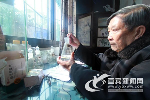 退而不休&nbsp;76岁“电大爷”研究可燃的宜宾燃面