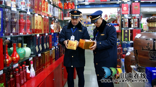 古蔺工商查获一大批假冒“郎”“潭”名酒(图1) 古蔺工商查获一大批假冒“郎”“潭”名酒(图1)