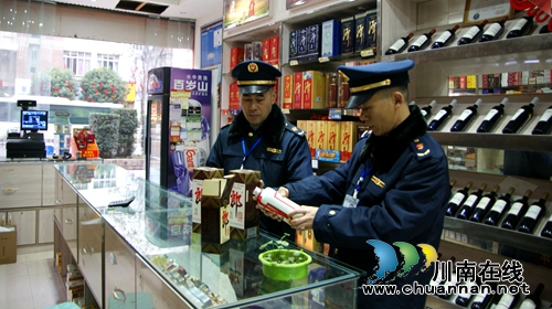 古蔺工商查获一大批假冒“郎”“潭”名酒(图3) 古蔺工商查获一大批假冒“郎”“潭”名酒(图3)