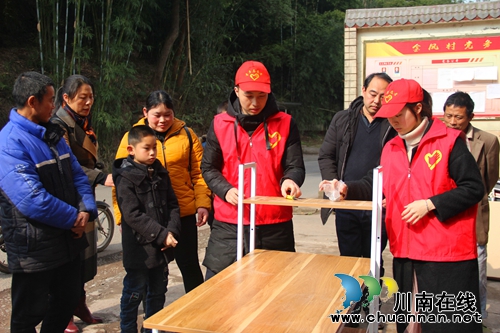 纳溪区棉花坡镇：为孩子送上一张“暖心书桌”