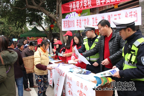 泸县潮河镇开展“三下乡”及新春送春联活动(图1) 泸县潮河镇开展“三下乡”及新春送春联活动(图1)