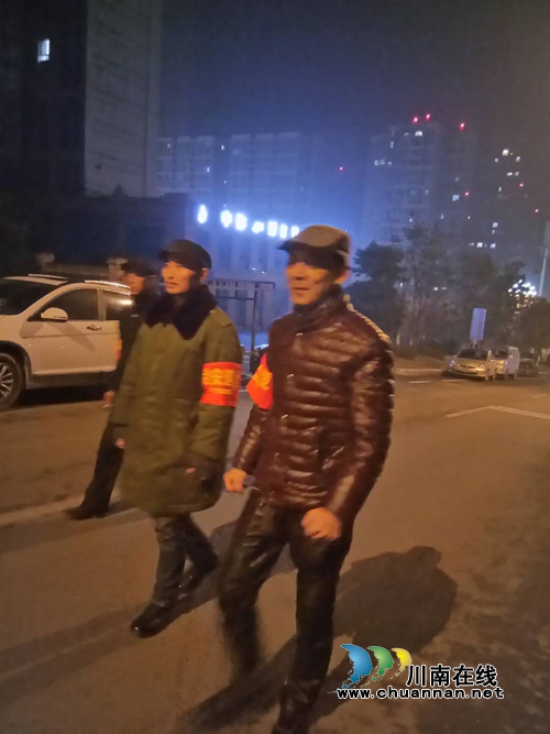 江阳区张坝街道匠心社区开展社区平安夜巡