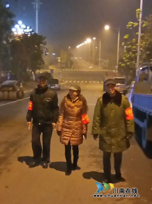 江阳区张坝街道匠心社区开展社区平安夜巡(图2) 江阳区张坝街道匠心社区开展社区平安夜巡(图2)
