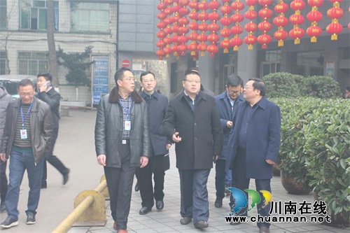 纳溪区领导春节前夕慰问人民医院一线医护人员(图1) 纳溪区领导春节前夕慰问人民医院一线医护人员(图1)