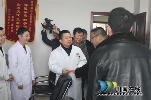 纳溪区领导春节前夕慰问人民医院一线医护人员