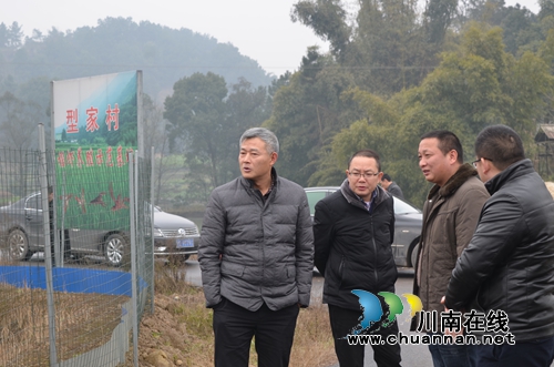 泸州市总工会领导刘云张正平慰问联系村困难群众(图1)