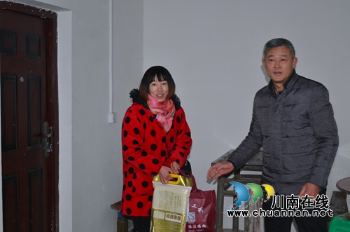 泸州市总工会领导刘云张正平慰问联系村困难群众(图2)