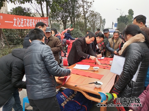 江阳区张坝街道开展廉洁春联送居民活动(图1) 江阳区张坝街道开展廉洁春联送居民活动(图1)