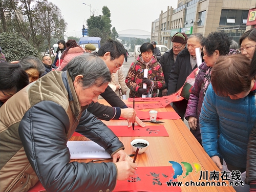 江阳区张坝街道开展廉洁春联送居民活动