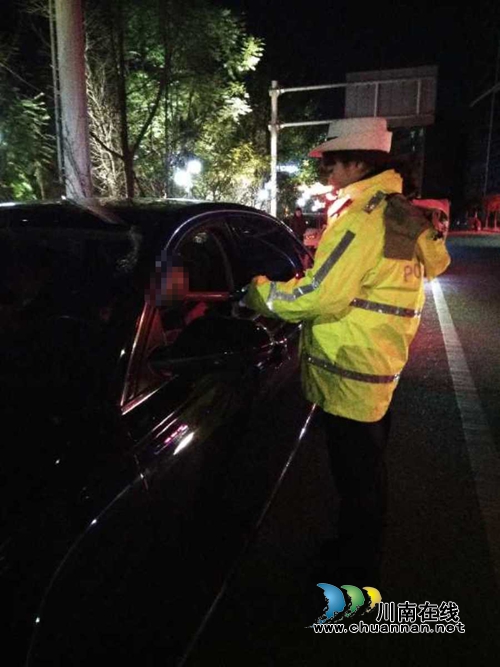 泸县交警城区中队开展交通违章夜查行动(图1)