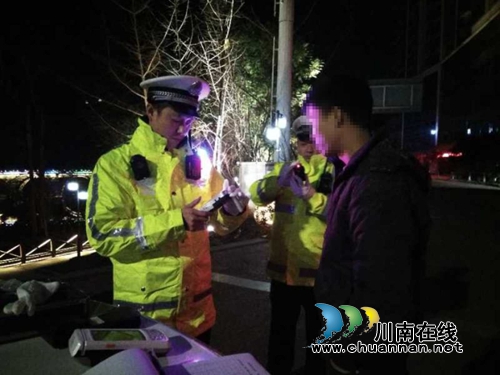 泸县交警城区中队开展交通违章夜查行动