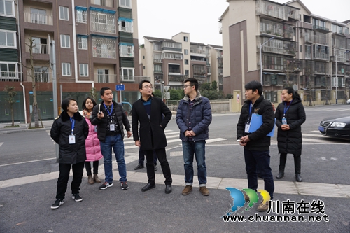江阳区张坝街道书记张华到彭湾社区开展走访慰问及安全检查活动(图1) 江阳区张坝街道书记张华到彭湾社区开展走访慰问及安全检查活动(图1)