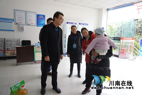 江阳区张坝街道书记张华到彭湾社区开展走访慰问及安全检查活动