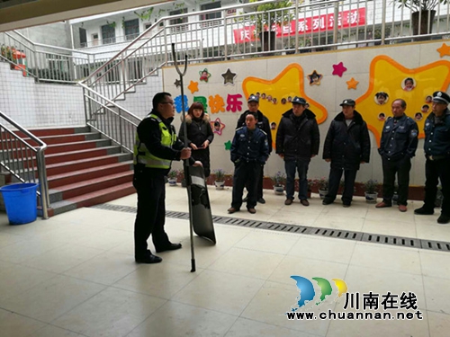 泸县毗卢民警进幼儿园消防应急培训(图1)