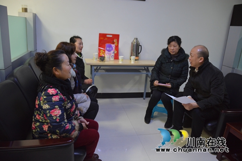走基层送温暖 江阳区法院院长进社区扶贫帮困(图2) 走基层送温暖 江阳区法院院长进社区扶贫帮困(图2)