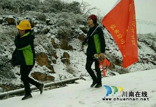 江阳区北城街道弘承党支部冒雪下乡为村民安装宽带