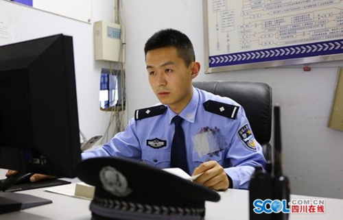 智斗“电话骗局”&nbsp;泸州民警成网络红人(图1)
