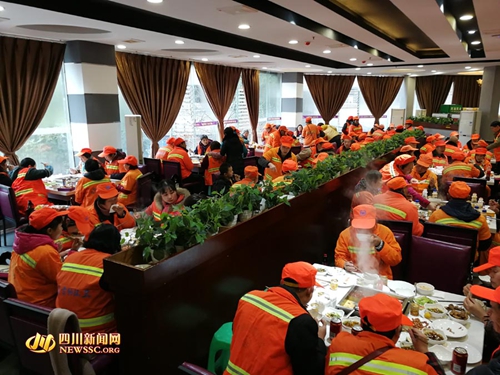 暖心!自贡富顺300多名环卫工免费吃火锅团年(图1) 暖心!自贡富顺300多名环卫工免费吃火锅团年(图1)