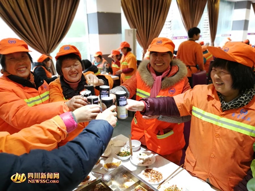 暖心!自贡富顺300多名环卫工免费吃火锅团年(图2) 暖心!自贡富顺300多名环卫工免费吃火锅团年(图2)