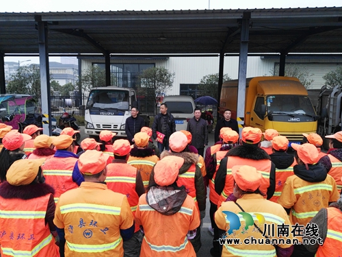 泸县人大常委会主任颜习林率队慰问环卫工人(图2) 泸县人大常委会主任颜习林率队慰问环卫工人(图2)
