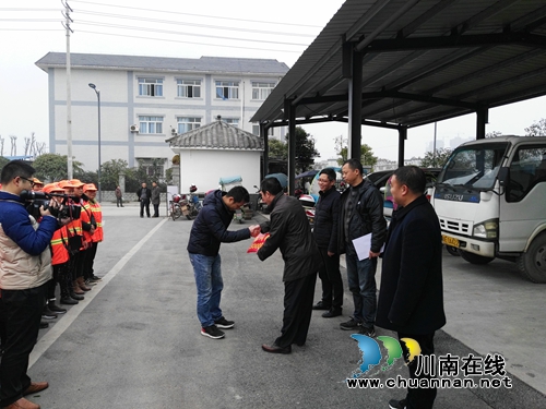 泸县人大常委会主任颜习林率队慰问环卫工人(图3) 泸县人大常委会主任颜习林率队慰问环卫工人(图3)