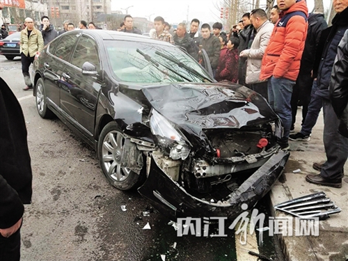 内江威远：小车逆行连撞三车&nbsp;一中巴侧翻(图1)