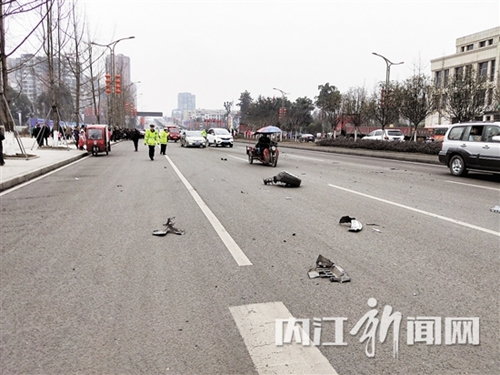 内江威远：小车逆行连撞三车&nbsp;一中巴侧翻(图2)