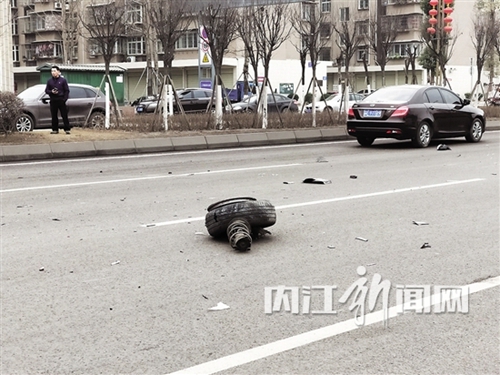 内江威远：小车逆行连撞三车&nbsp;一中巴侧翻(图3)