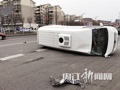 内江威远：小车逆行连撞三车&nbsp;一中巴侧翻(图4)
