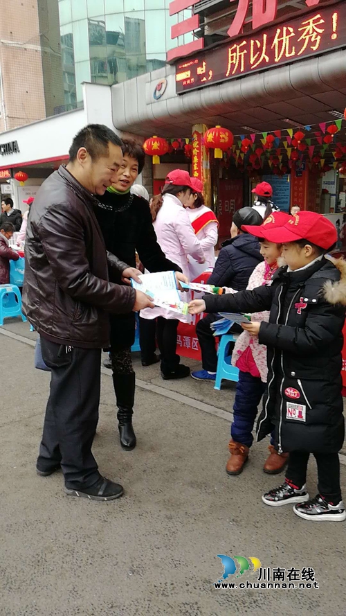 龙马潭区莲花池街道组织开展节前集中宣传活动(图1)
