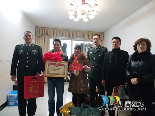 龙马潭区人武部部长付毅到莲花池街道慰问三等功获得者家属(图1) 龙马潭区人武部部长付毅到莲花池街道慰问三等功获得者家属(图1)