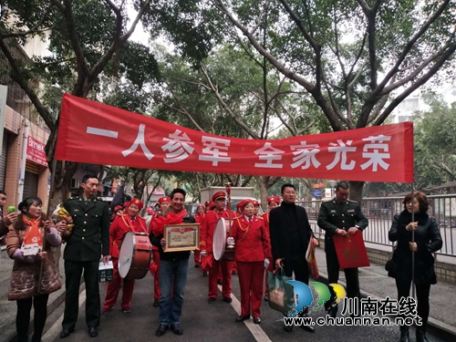 龙马潭区人武部部长付毅到莲花池街道慰问三等功获得者家属