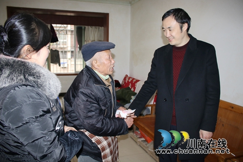 泸州市纪委到龙马潭区莲花池街道开展春节慰问活动(图1) 泸州市纪委到龙马潭区莲花池街道开展春节慰问活动(图1)