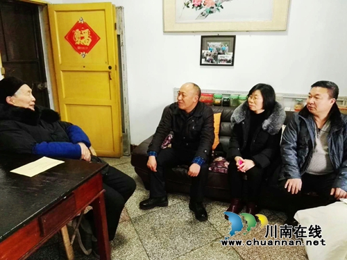 叙永县教育局局长春节前走访慰问退休老教师(图1) 叙永县教育局局长春节前走访慰问退休老教师(图1)
