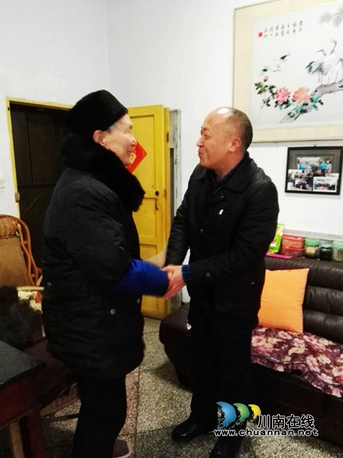 叙永县教育局局长春节前走访慰问退休老教师